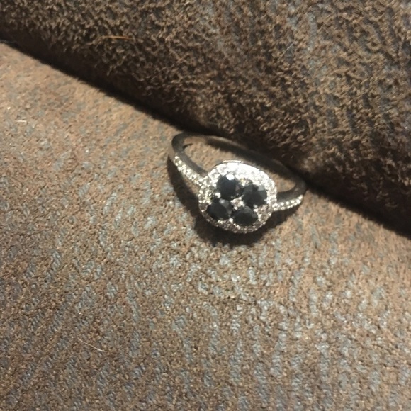 Pretty Women’s Black Onyx Ring - Picture 2 of 3